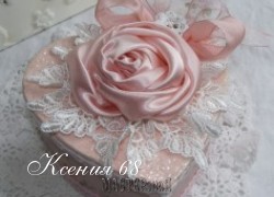 Ксения 68 - Нежная шкатулка в форме сердца, украшенная атласной розой и кружевами.МК