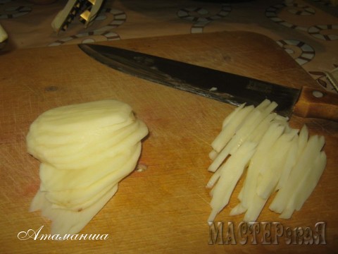Первым делом нарезаем мелкой соломкой (толщиной со спичечку- картофель и заливаем холодной водой, чтобы смыть излишний крахмал. Вообще то у меня есть специальная терка, но этот салатик я предпочитаю нарезать ножом, только на кружочки нарезаю теркой, а потом соломочку ножичком.