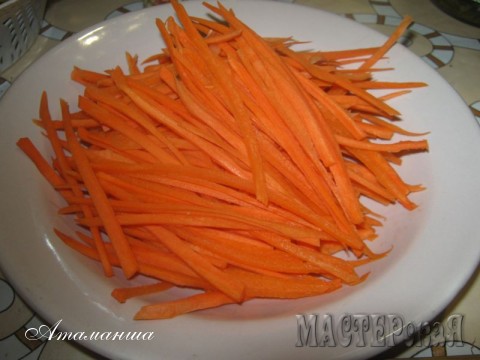 Морковочку тоже соломкой.