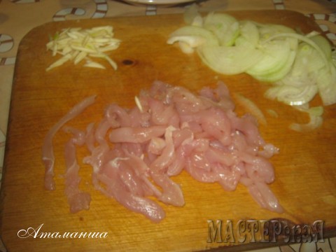 Лук нарезаем полукольцами тонкими, чеснок тоже соломкой (чеснокодавилкой - не зачет!), мясо, в данном случае у меня половина куриной грудки - тоже мелкой соломкой, получаются такие полосочки 5х5 мм.