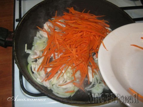 Ещё через минуту выкладываем морковку, опять же перемешиваем.