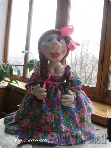 Это моя самая первая кукла большого размера. Кукла на чайник Марфушенька. Смешная такая барышня. Долго не могла ей прическу сделать, а как только нацепила такой бант, так куколка сразу и заулыбалась. Вспоминаю теперь, какие были у меня первые шаги на этом поприще.