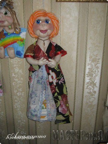 Это куколка-пакетница, у неё внутри юбки сделан мешочек, только предназначен не для пакетов, а для салфеток и полотенчиков.