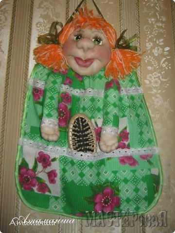 А это подарок моей подружке, тоже куколка с карманАми, живет в ванной комнате. Подружкин муж (рыбак Лёха, покажу его попозже) говорит, что так приятно утром умываться и бриться, когда она ему улыбается.