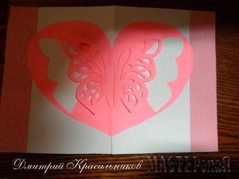 Если открыть открытку, перед нами
появиться такая вот красивая бабочка. В заде открытки надпись ручная работа.