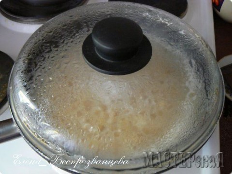 Добавляем горячую воду на 2 пальца выше крупы (как в рис), не перемешиваем, закрываем крышкой и готовим 20 минут на среднем огне:)) Я не солю.