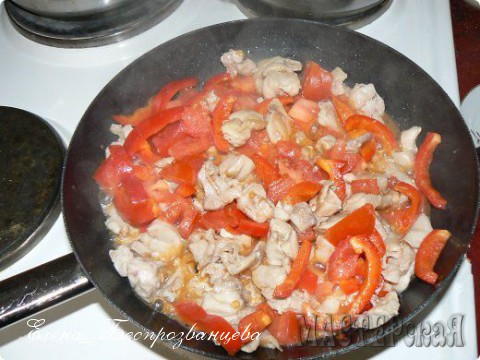 Добавляем овощи, солим:)) Я иногда добавляю немного воды - 3-4 столовых ложки, но, если помидор мясистый, то и необязательно