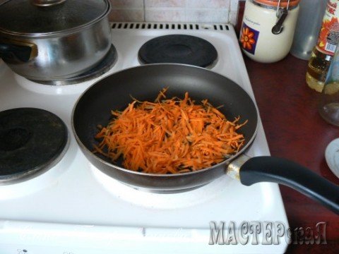 Обжариваем на растительном масле морковку