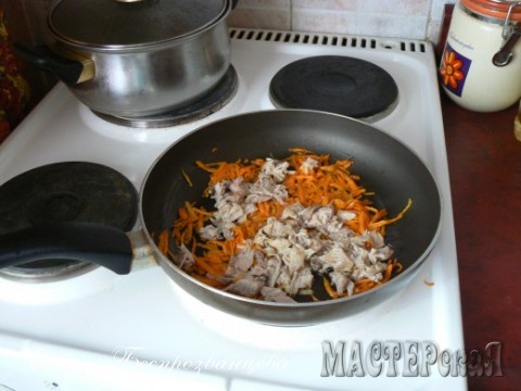 Добавляем к обжаренной морковке нарезанный окорочек