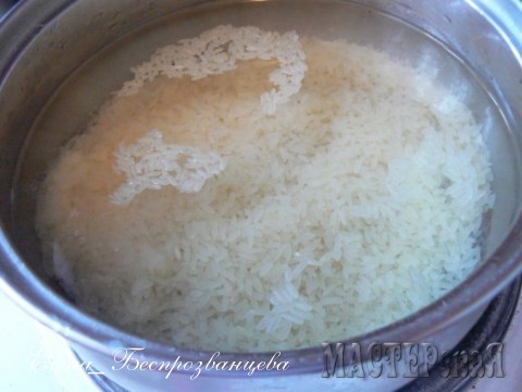 Варим как обычно рис - промываем, на огонь и на 20 минут забываем о нем. Не забыть вспомнить!:))