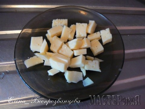 Режем небольшими кубиками сыр:))