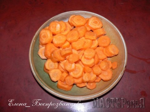 Морковку моем, чистим, режем некрупными кружочками:))