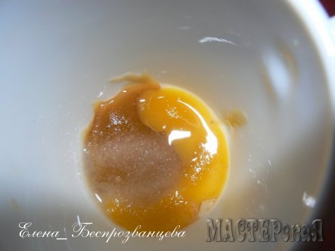 Готовим соус: яичный желток, по столовой ложке мёда и сахара взбить вилкой и....