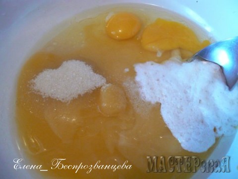 Полстакана мёда, 4 столовых ложки растительного масла, 2 яйца, соду, гашенную уксусом и полстакана сахара (или сахарной пудры, кто ею богат) - смешиваем:))