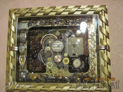 Старые наручные часы бабушки и матери, мелкий металлический лом, деревянные бусы, шестерни из механических будильников, и прочее, прочее, прочее (предназначенное для выбрасывания соседями)