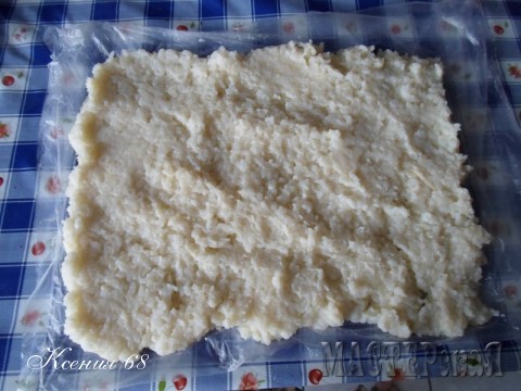 На целлофановый пакет, смоченный холодный водой, выкладываем рис ровным слоем в 1,5 -2 см.