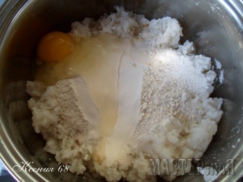 Сварить вязкую густую кашу, остудить, добавить яйцо и муку.Хорошенько всё перемешать.