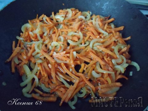 На сковороде вытапливаю шкварки, в первую очередь слегка обжариваю лук с морковью.