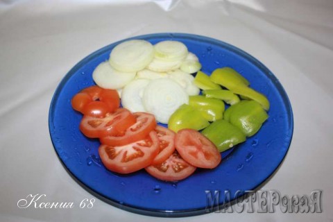 Приготовим овощи: болгарский перец режем кусочками, помидоры и лук - кольцами.