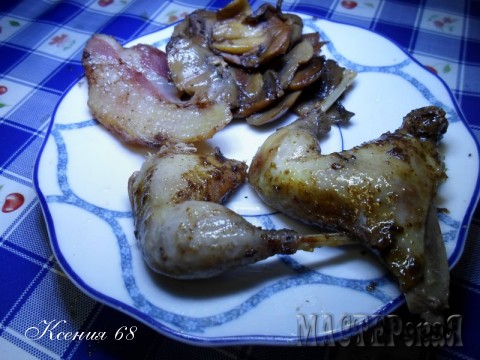 Птицу разрезаем, кладем на блюдо вместе с грибами и грудинкой. Подавать с отварным картофелем и овощами.