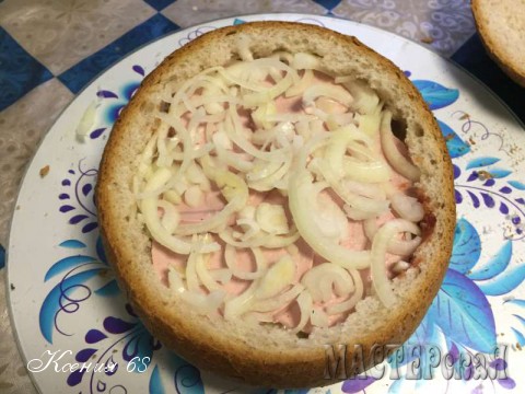 Сырный хлеб с колбасой, беконом и овощами