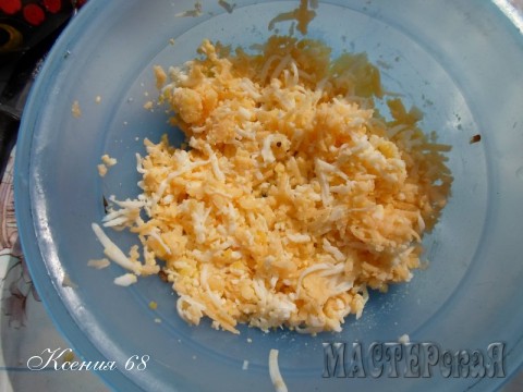 Второй вариант: натереть на терке сыр, вареное яйцо и зубчик чеснока.