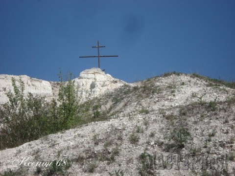 На самой верхушке установлен крест, но о нём позже.