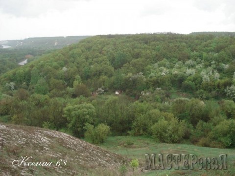 На первом плане очень отчетливо видна меловая гора.А внизу - жилая деревня