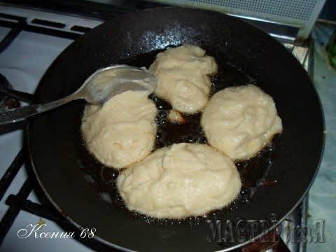 Ложкой выкладываю его на сковороду с растительным маслом.