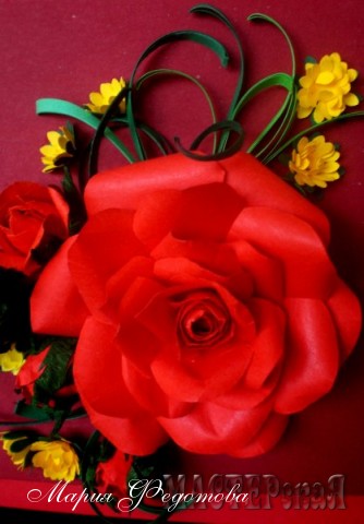 А эта красивая роза в центре нехитрой композиции - творение рук моей любимой подруги Ольги Игнатьевой http://masterskaja.net/master/Olechka-Petrovnochka... Так что коробочка - творение коллективное!