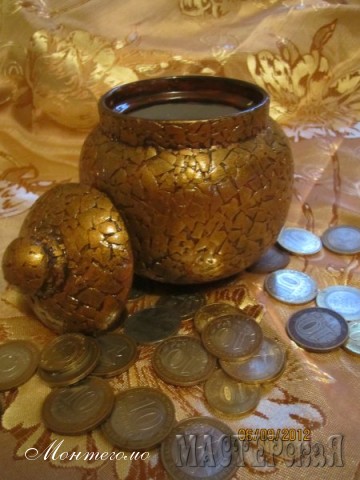 Изменилось освещение, совсем другой эффект, правда? ))))
Горшочек я подарила мужу для хранения его коллекции юбилейных монеток (и всяких заграничных и редких тоже).