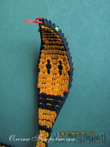 Кобра сделана в технике "Модульное оригами" из модулей 1/128 формата А4. Рисунок двухсторонний.
