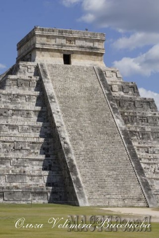 Храм Кукулькана (Главная пирамида). высота 24 метра. Сейчас она для туристов закрыта из-за высокой травмоопасности. высота ступеньки около 40 см, ширина около 10.