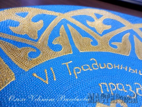 По всему периметру нанесен традиционный казахский орнамент