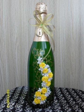 Шампанское подарочное.
На бутылке есть один пятилистный цветок "сирени"  - на удачу. 
Ира, спасибо за идею!!!! 
