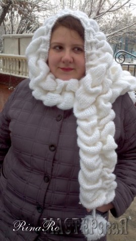 Вот такую шапку-шарф я в феврале связала-таки себе любимой. Она у меня из давних хотелок)