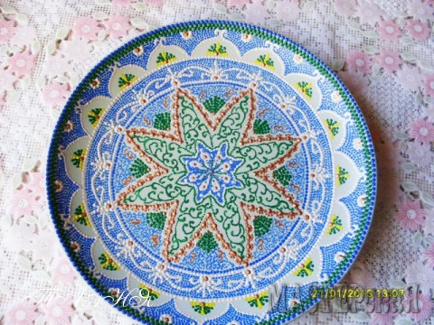 Роспись этой тарелки выполнена на основе традиционной узбекской росписи.
