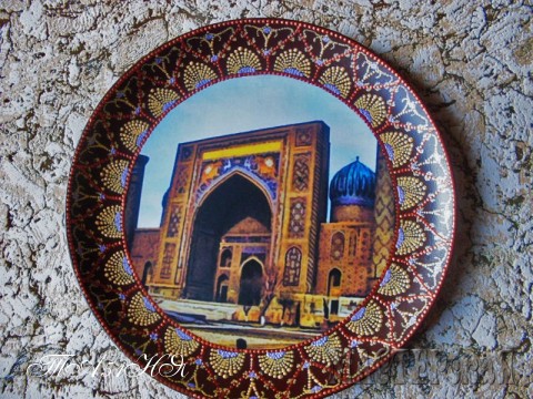 На всех тарелках с распечатками обработанные в ФШ фото достопримечательностей Средней Азии.