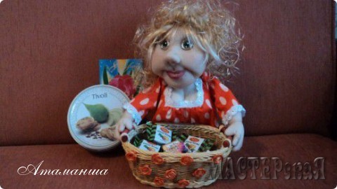А это самая первая куколка-конфетница, хозяйка назвала её Марусей. Марусечка уехала в Белоруссию и ей там очень нравится. 