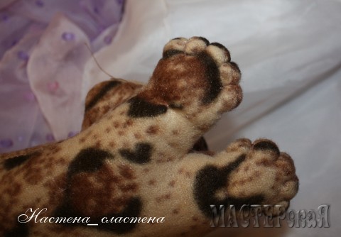 У нее на лапках есть мягенькие подушечки)))