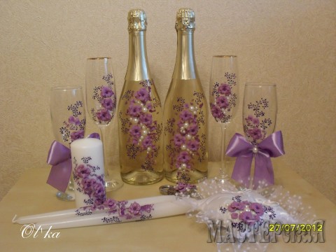 Свадебный набор: шампанское, бокалы для банкета, бокалы для катания и битья, набор свечей (родительские и семейный очаг) подушечка для колец и замочек.