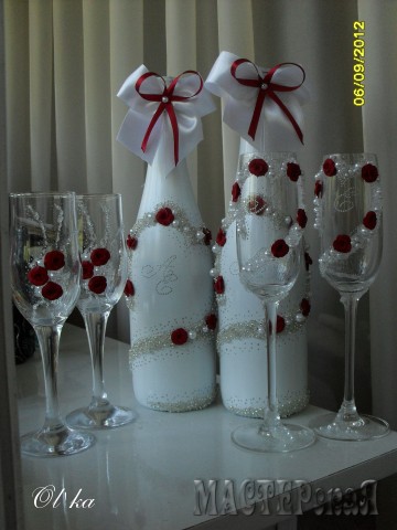 Свадебный набор, состоящий из шампанского, бокалов для банкета и бокалов для катания и битья.
За идею спасибо Насте Петровой.
