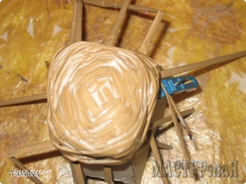 Насадить плетение на форму так, чтобы получился в центре ромб. Оплетаем форму таким-же плетением несколько рядов и смазываем клеем.