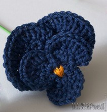 Анютины глазки, связанные крючком.