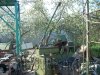 Станокпоставилнакатки,попробовалперетаскивать-страшно!Вес700кг,центртяжестивысоко!Великавероятностьопрокидывания.Решилнемногоразобрать.Темболее,чтоэтовсеравнонужнобылоделать(неработалакоробкаподачимаслогналосовсехщелей).
Заднююбабку,суппорт,коробкуподачснялруками,апередняябабкаистанинаоказалисьнеподъемными.Соорудилподъемник:стрелаидвелебедки.Однауправляетстрелой,автораягрузом.Воттакснялиположилвтачкупереднююбабку.