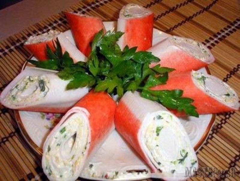 Рулетики из крабовых палочек с чесноком